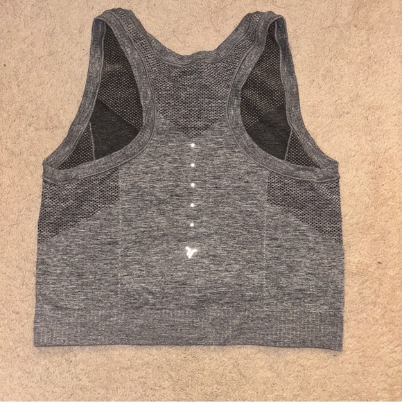 Old navy athletic cropped tank - Picture 2 of 5